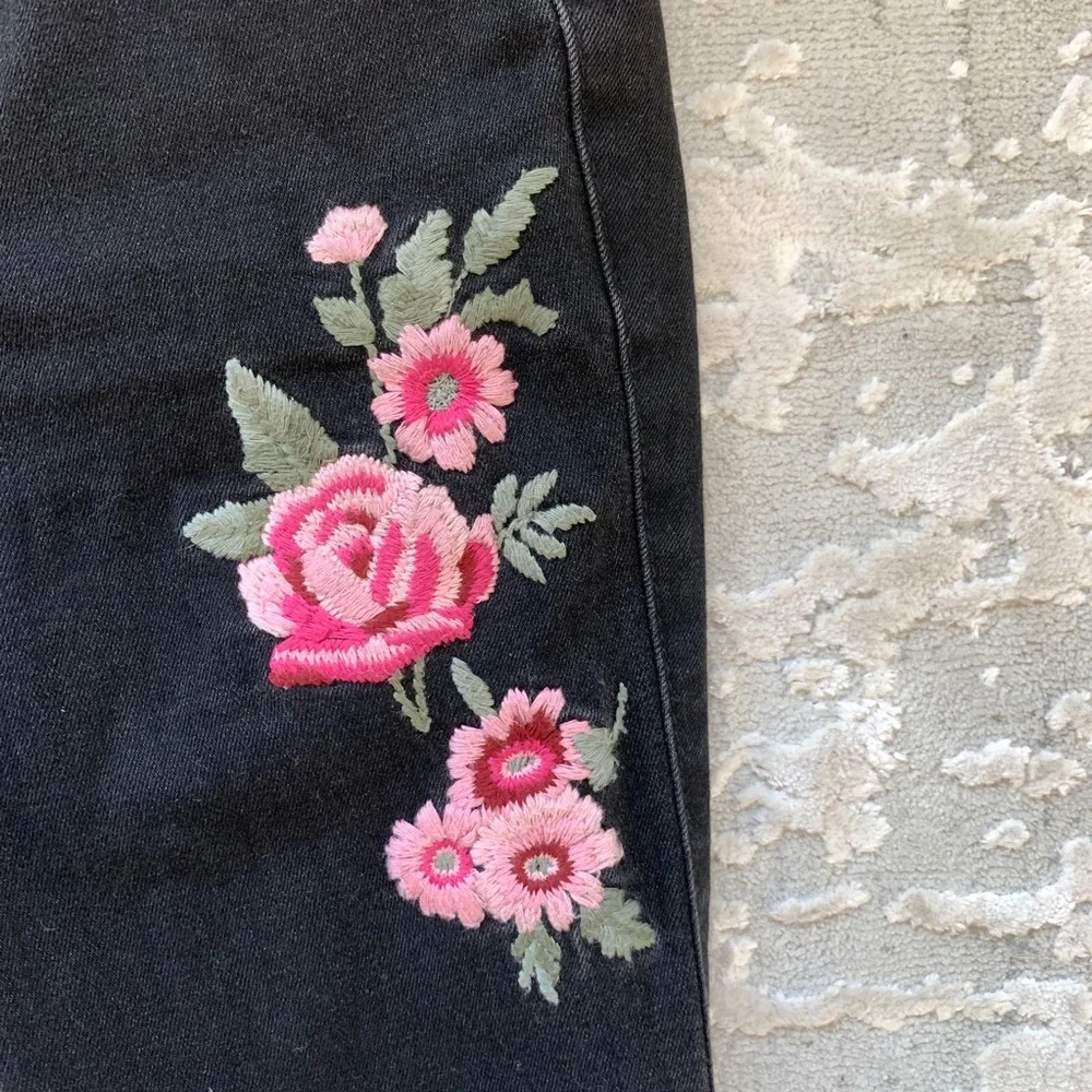 Hollister black low rise super skinny crop jeans with pink floral embroidery 00R - Picture 4 of 5